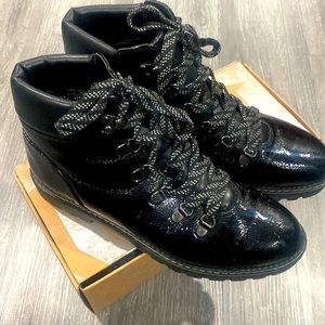 Blk lace up boot